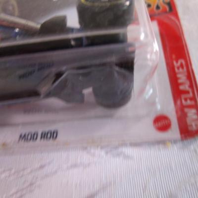 2 Hot Wheels cars