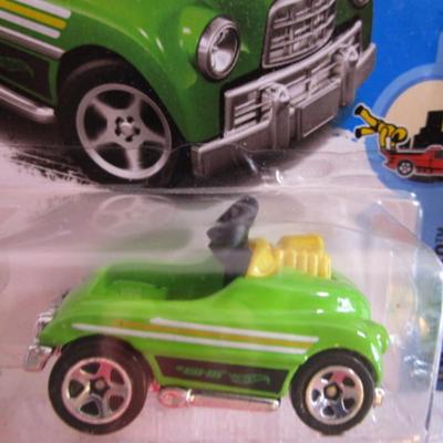 2 Hot Wheels cars