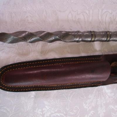 Hand-forged Damascus steel blade knife with leather sheaf