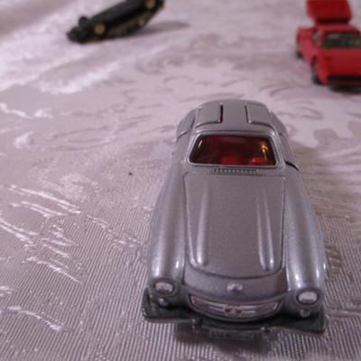 6 tomica die cast cars