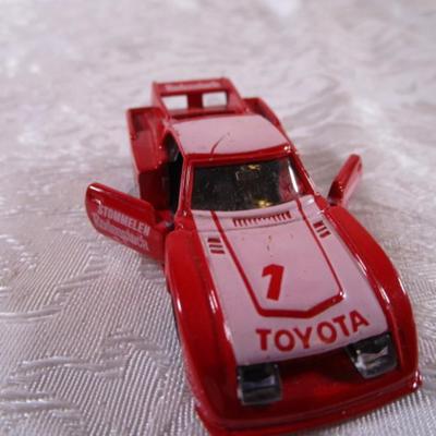 6 tomica die cast cars