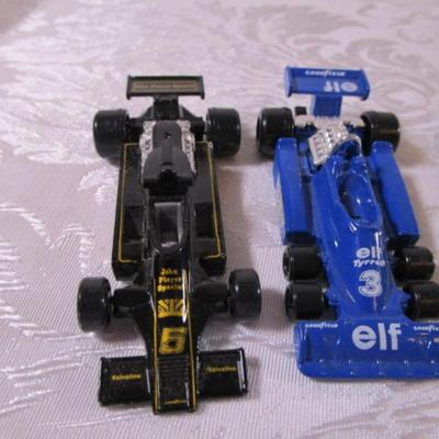 6 tomica die cast cars