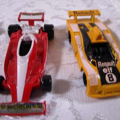 6 tomica die cast cars
