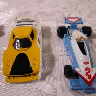 6 tomica die cast cars