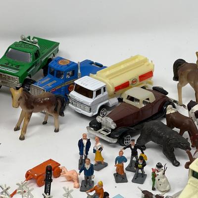 Vintage Farm & Town Accessories for Railroad