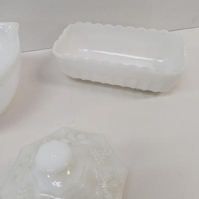 Vintage Milk Glass Batter Mixing Bowl With Spout & Cake Dish