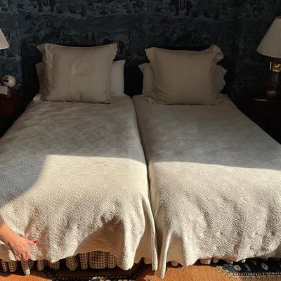 UB790 Pair of Twin Peacock Alley Matelesse Cover and Two Euro Shams