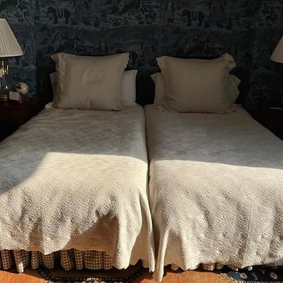 UB790 Pair of Twin Peacock Alley Matelesse Cover and Two Euro Shams