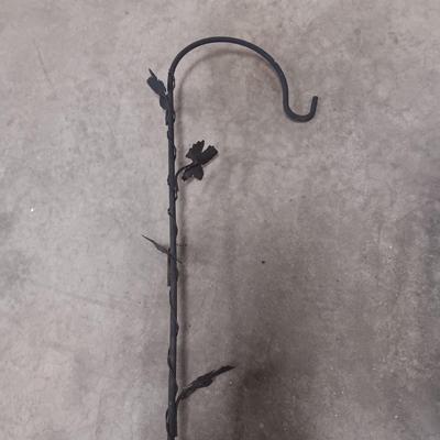 2 IRON SHEPHERD HOOKS WITH LEAVES AND A FOLDING METAL TABLE
