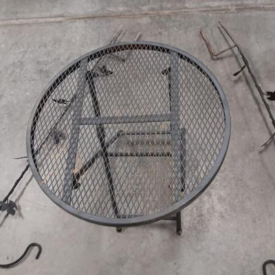 2 IRON SHEPHERD HOOKS WITH LEAVES AND A FOLDING METAL TABLE