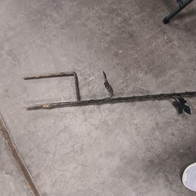 2 IRON SHEPHERD HOOKS WITH LEAVES AND A FOLDING METAL TABLE