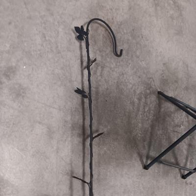 2 IRON SHEPHERD HOOKS WITH LEAVES AND A FOLDING METAL TABLE