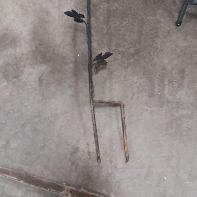 2 IRON SHEPHERD HOOKS WITH LEAVES AND A FOLDING METAL TABLE