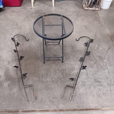 2 IRON SHEPHERD HOOKS WITH LEAVES AND A FOLDING METAL TABLE
