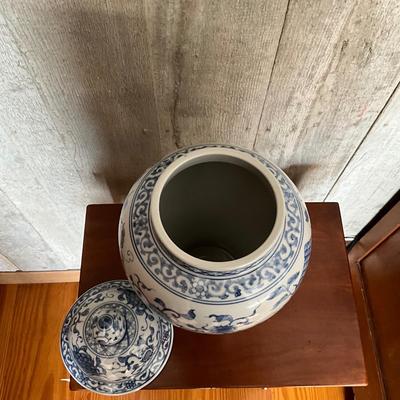 UB795 Large Chinese Blue and White Ceramic Ginger Jar
