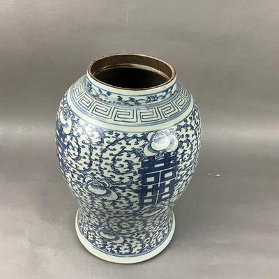 LR821 Large Antique Blue and White Canton Jar