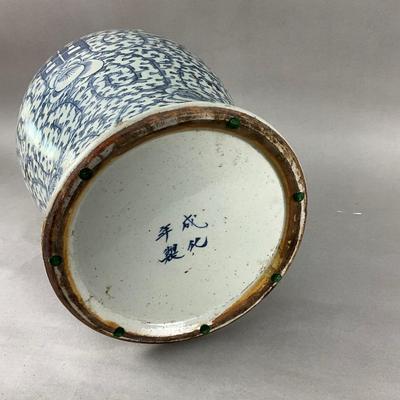 LR821 Large Antique Blue and White Canton Jar