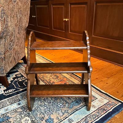 FR848 Vintage Pecan Carved Lion Bed Steps
