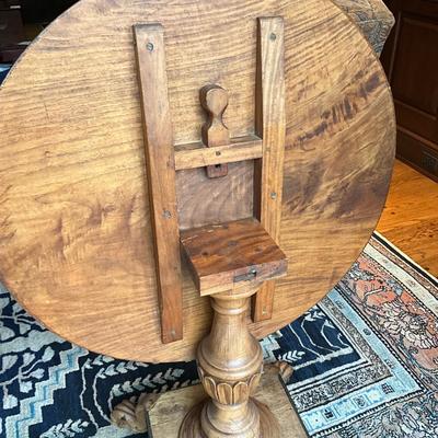 FR851 Antique Pedestal Tilt Top Clawfoot Table