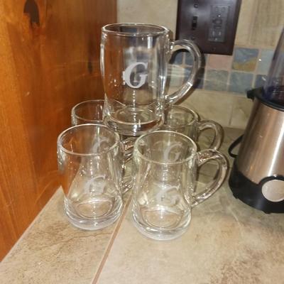 BELLA BLENDER AND 5 GLASS MUGS W/ A "G" MONOGRAM