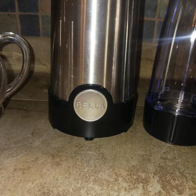 BELLA BLENDER AND 5 GLASS MUGS W/ A "G" MONOGRAM
