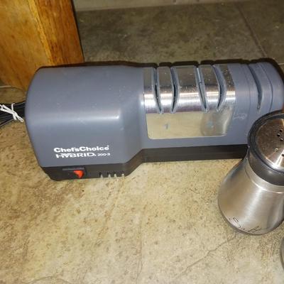 CHEF'S CHOICE HYBRID ELECTRIC KNIFE SHARPENER, JA HENCKELS KNIVES IN A BLOCK AND SALT/PEPPER SHAKERS