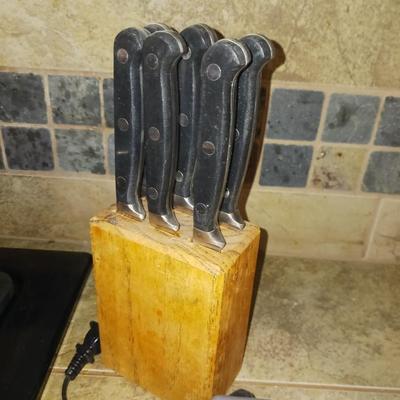 CHEF'S CHOICE HYBRID ELECTRIC KNIFE SHARPENER, JA HENCKELS KNIVES IN A BLOCK AND SALT/PEPPER SHAKERS