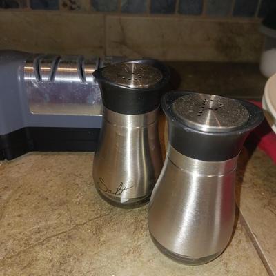 CHEF'S CHOICE HYBRID ELECTRIC KNIFE SHARPENER, JA HENCKELS KNIVES IN A BLOCK AND SALT/PEPPER SHAKERS