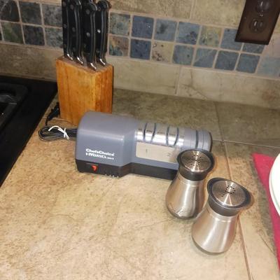 CHEF'S CHOICE HYBRID ELECTRIC KNIFE SHARPENER, JA HENCKELS KNIVES IN A BLOCK AND SALT/PEPPER SHAKERS