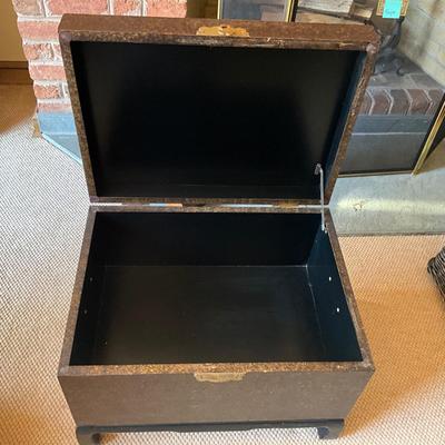 GH905 Chinese Mottled Gold & Black Chinoiserie Chest / Side Table