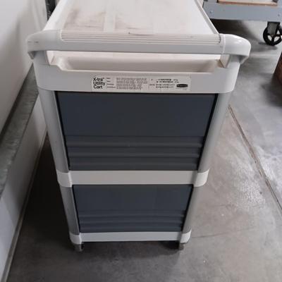 3 TIER RUBBERMAID UTILITY CART ON CASTERS