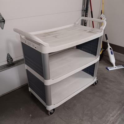 3 TIER RUBBERMAID UTILITY CART ON CASTERS