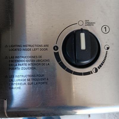 VERY NICE WEBER PROPANE GRILL W/TANK & COVER