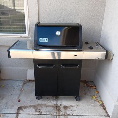 VERY NICE WEBER PROPANE GRILL W/TANK & COVER