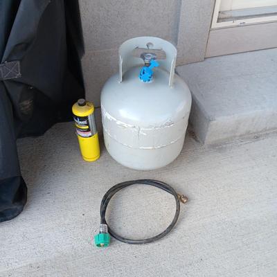 FULL PROPANE TANK, GAS HOSE AND PARTIAL BENZO