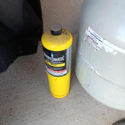 FULL PROPANE TANK, GAS HOSE AND PARTIAL BENZO