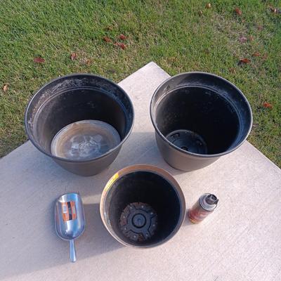 3 PLASTIC FLOWER POTS, NEW ALUMINUM SCOOP AND WASP SPRAY