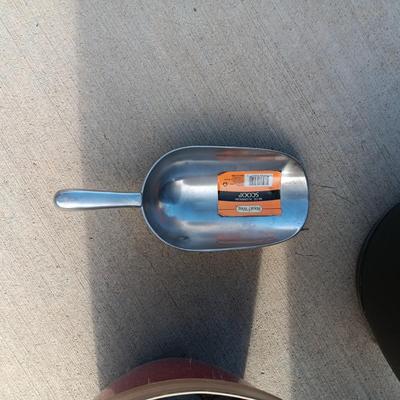 3 PLASTIC FLOWER POTS, NEW ALUMINUM SCOOP AND WASP SPRAY