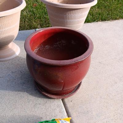 2 PLASTIC AND 1 CLAY FLOWER POTS PLUS BAG OF POTTING SOIL MIX