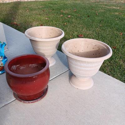 2 PLASTIC AND 1 CLAY FLOWER POTS PLUS BAG OF POTTING SOIL MIX