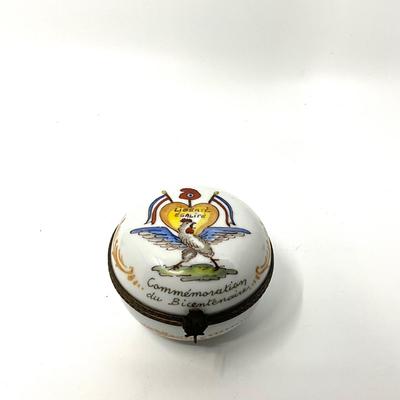 D950 Round Vintage French Limoges Porcelain Box