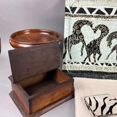 K956 Vintage Wooden Giraffe and Home Decor Collection