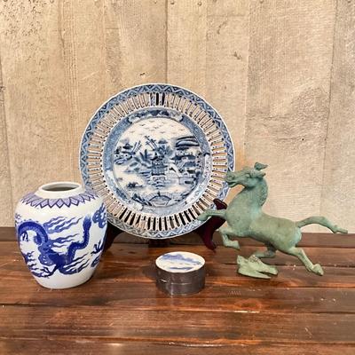 D975 Antique Chinese Plate with Metal Horse Sculpture