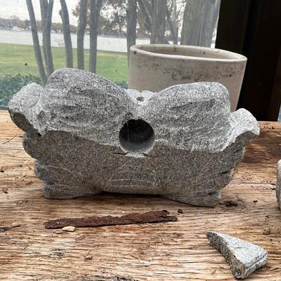 SR981 Set of Stone Fountain Crabs with White Pot