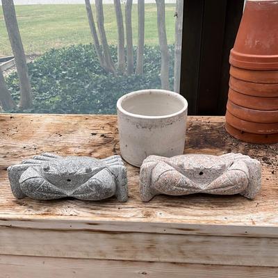 SR981 Set of Stone Fountain Crabs with White Pot