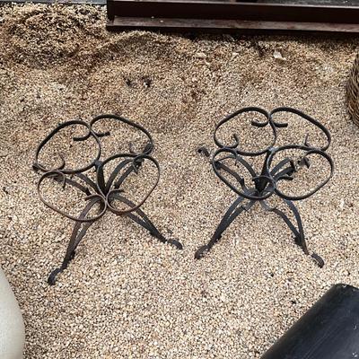 SR983 Two Pots on Metal Turned Plant Stands