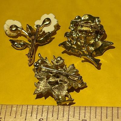 3-Vintage Fashion Pin/Brooch Pieces in Good Preowned Condition as Pictured.