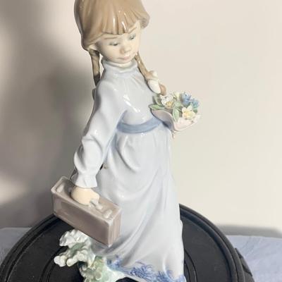 Lladro Girl With Boquet