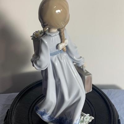 Lladro Girl With Boquet