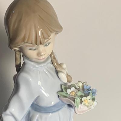 Lladro Girl With Boquet